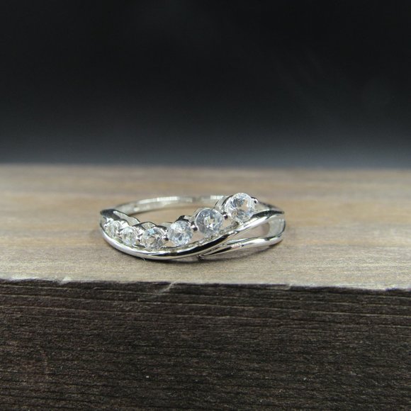 Size 6.5 10K White Gold Clear Topaz Journey Ring - Picture 2 of 6
